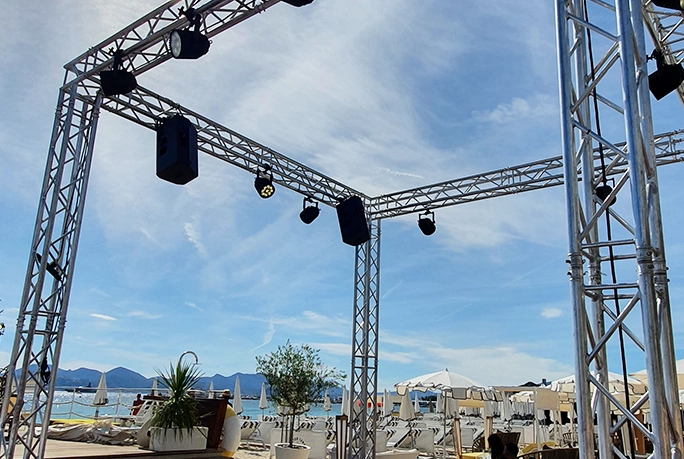 structure accroche ecran video led